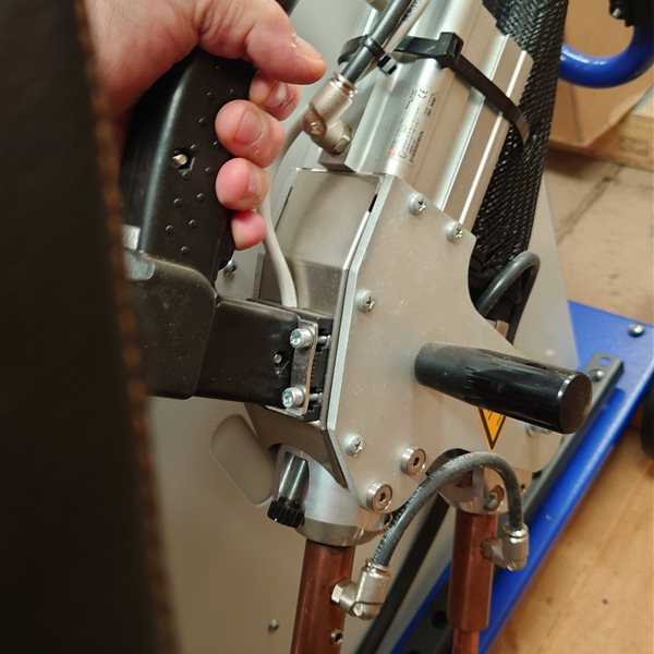 PEI Europei 18 KVA Automotive Portable Spot Gun Welding System 