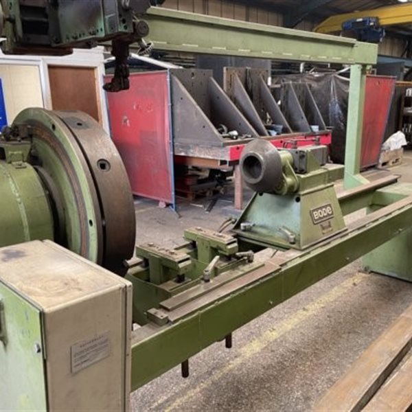 Bode welding lathe for dished ends or seams