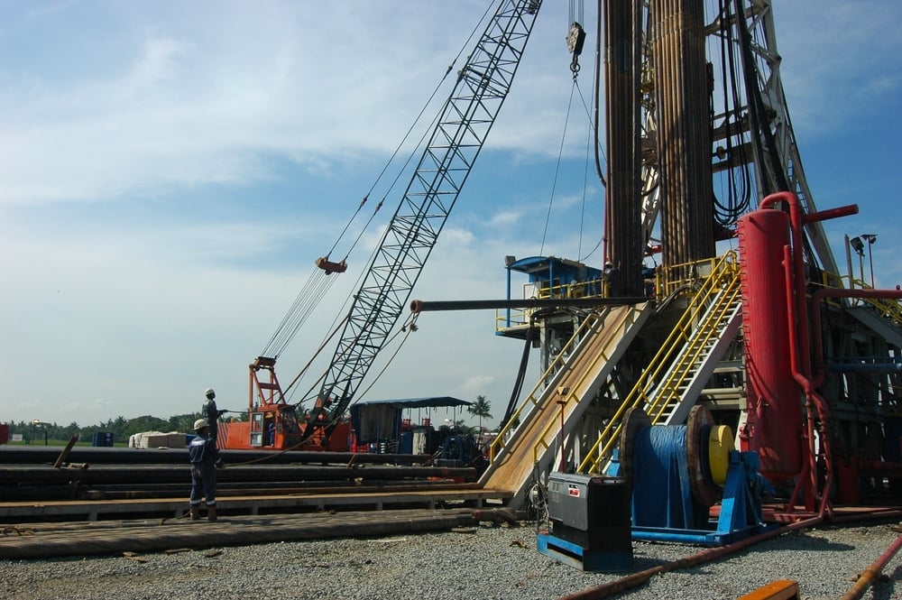 onshore oil rig operatives at substructure